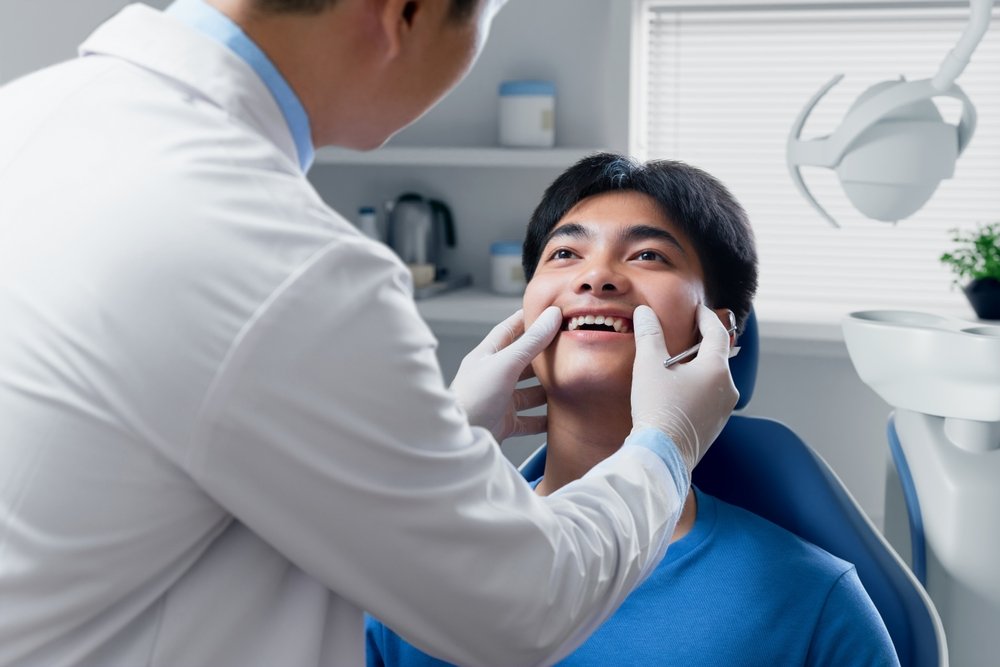 Emergency dentist treating a patient near Boynton Beach, Florida
