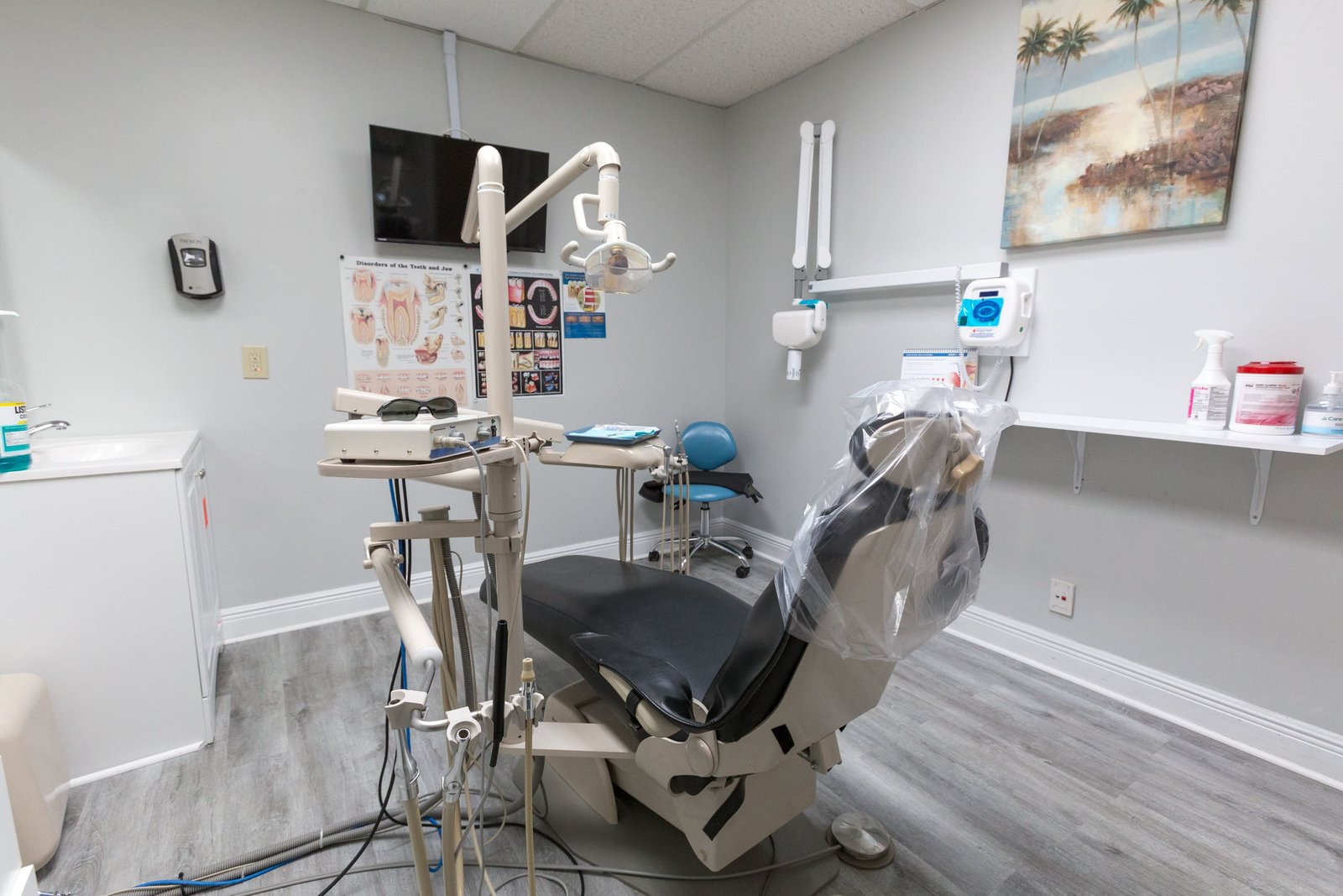 Dentist providing urgent dental care to a patient from West Palm Beach